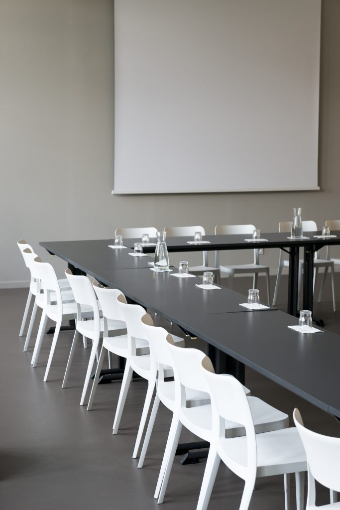 Salles de réunion et de réception à louer dans Bordeaux, salle lumineuse, spacieuse et équipée de projecteur, disposition en carré