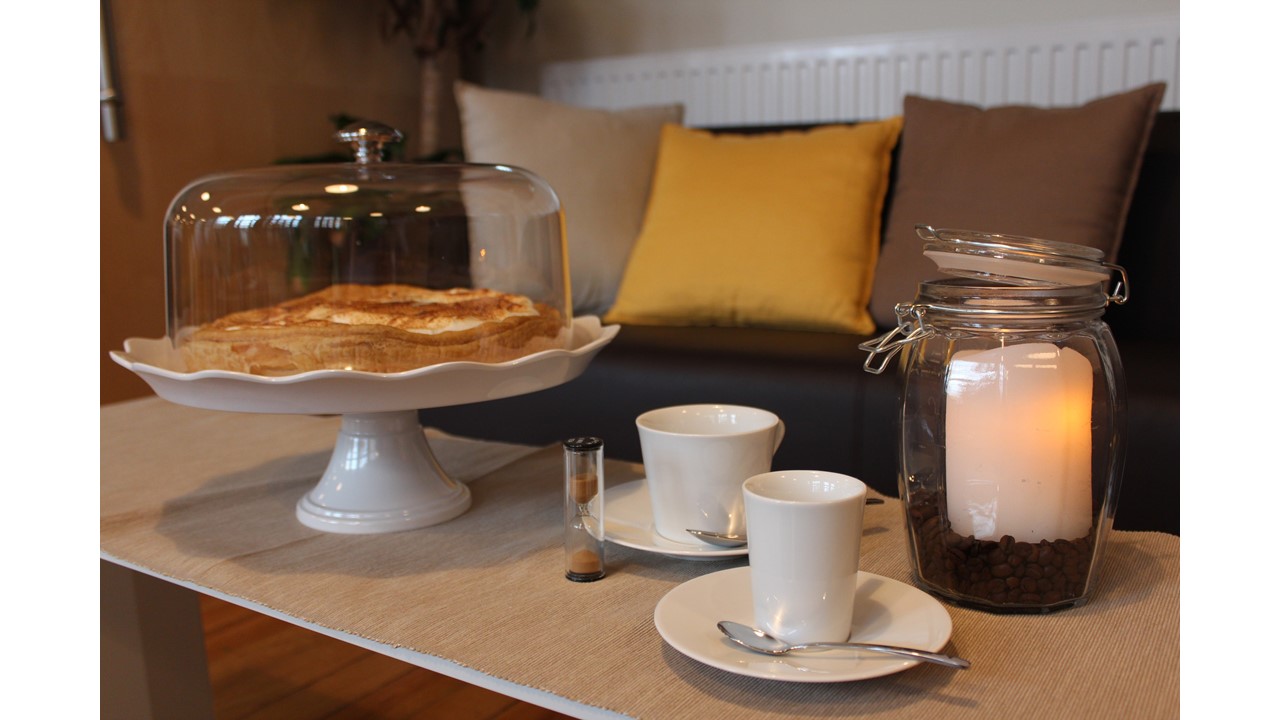 Photo du café du cloître, café et gâteau fait maison dans une ambiance chaleureuse