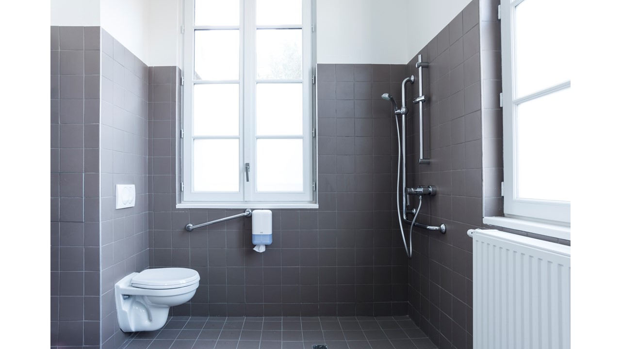 Salle de bain de la chambre avec une douche adaptées pour les personnes handicapées