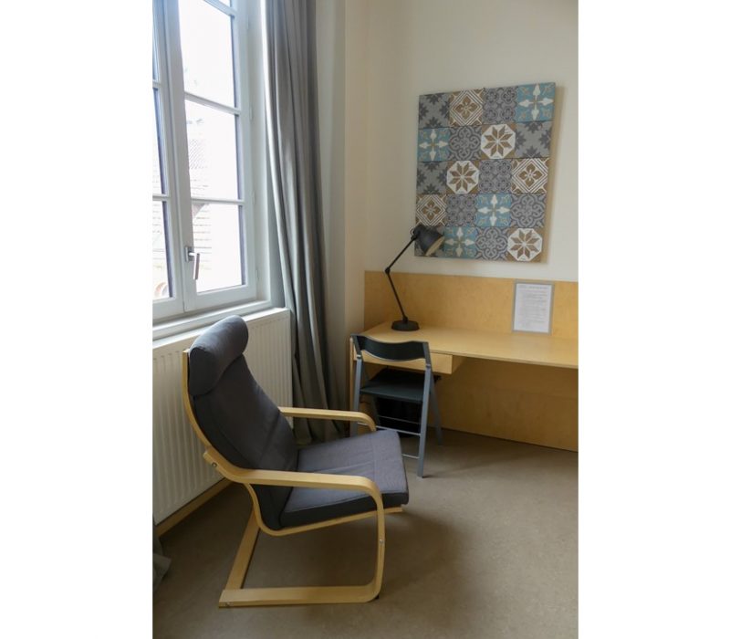 fauteuil et bureau dans une chambre d'hôtel twin dans Bordeaux